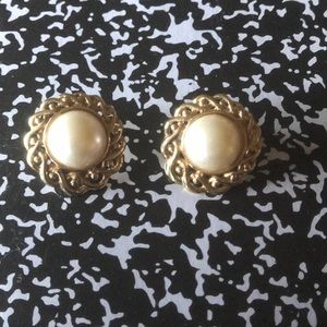 NWOT Large pearl with gold trim clip on earrings (1/2”)